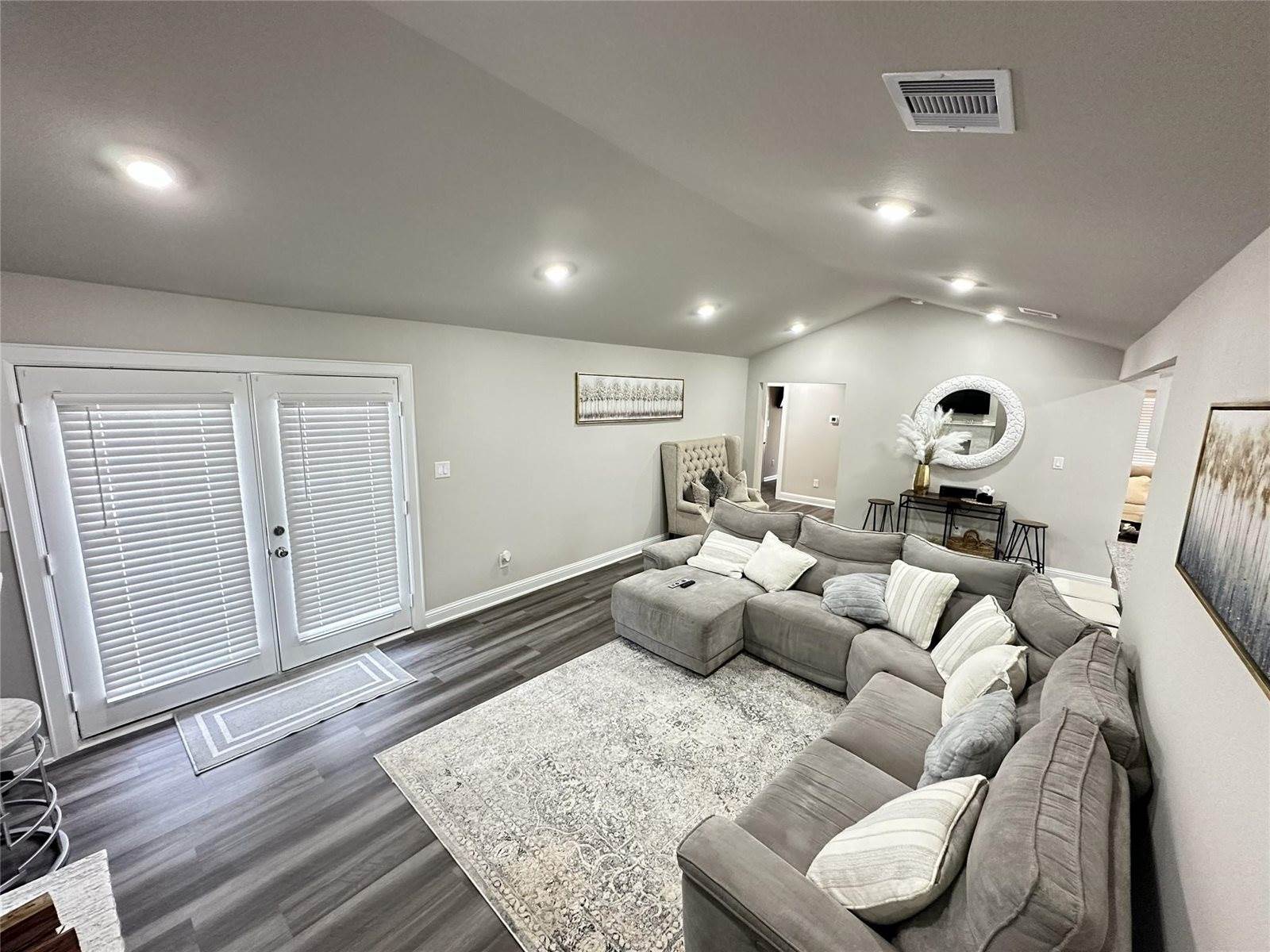 203 South 5th Street, Highlands, TX 77562
