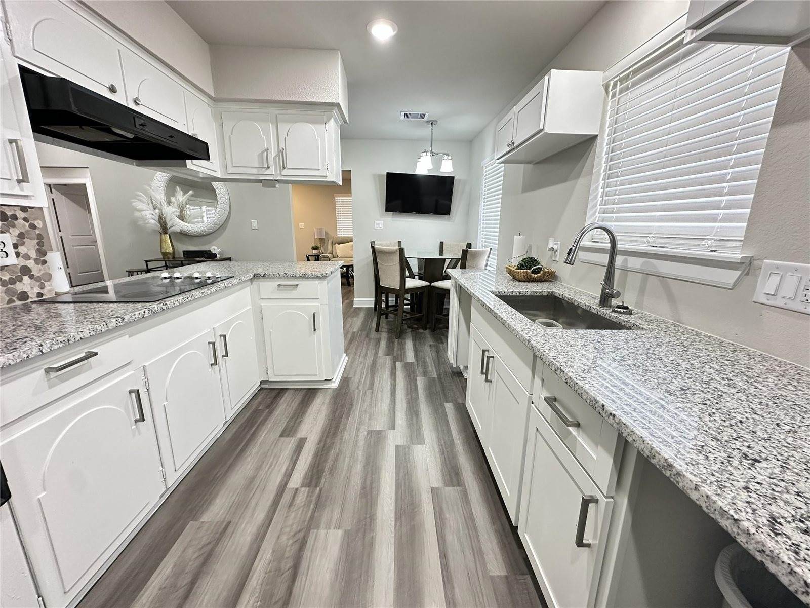 203 South 5th Street, Highlands, TX 77562