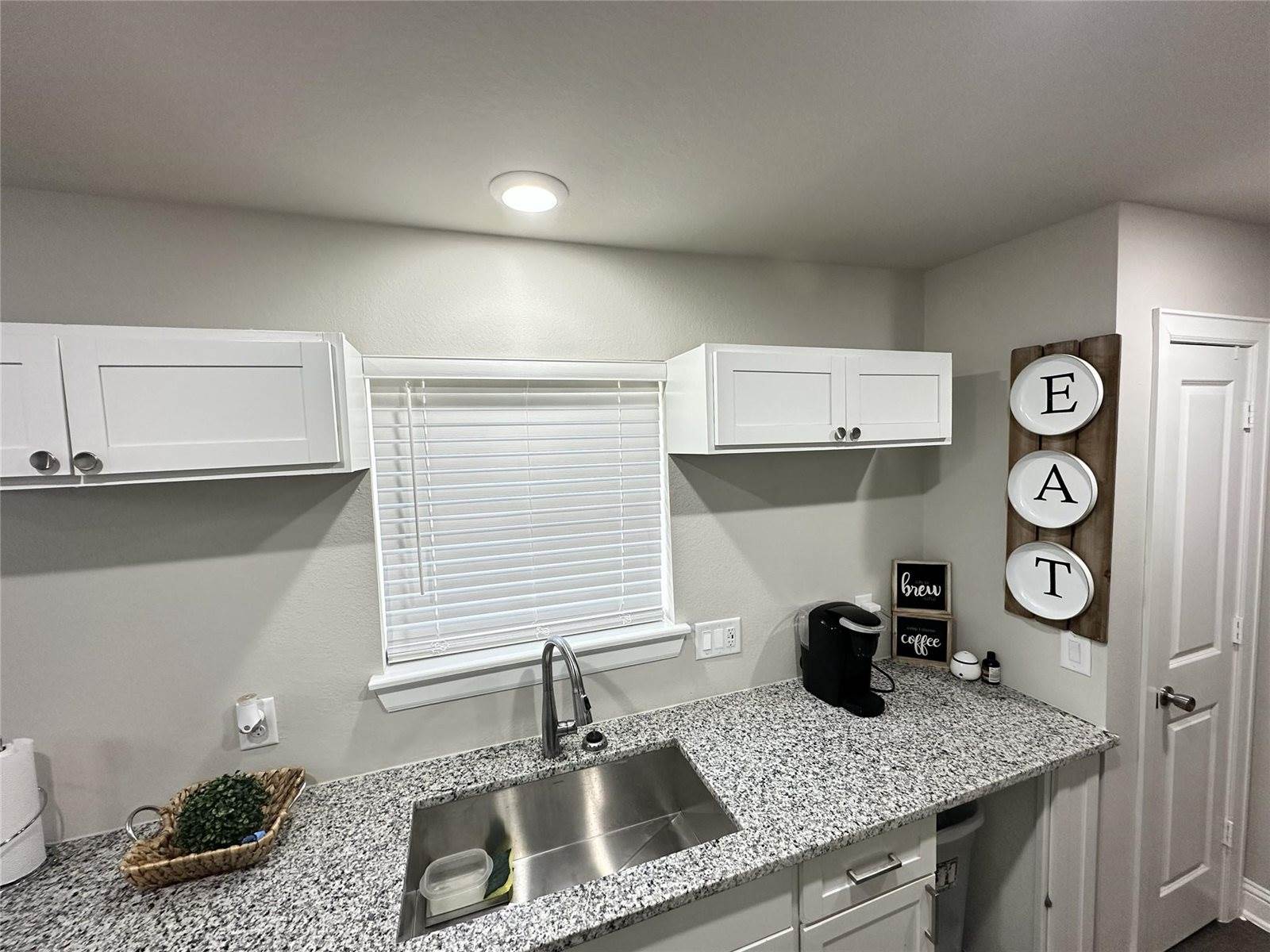 203 South 5th Street, Highlands, TX 77562