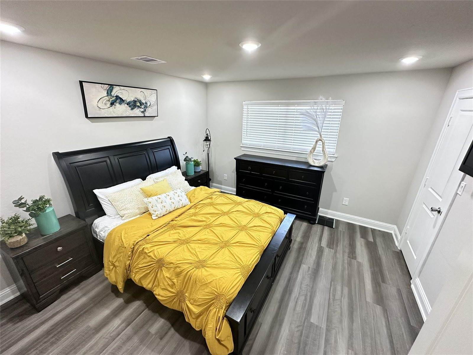203 South 5th Street, Highlands, TX 77562