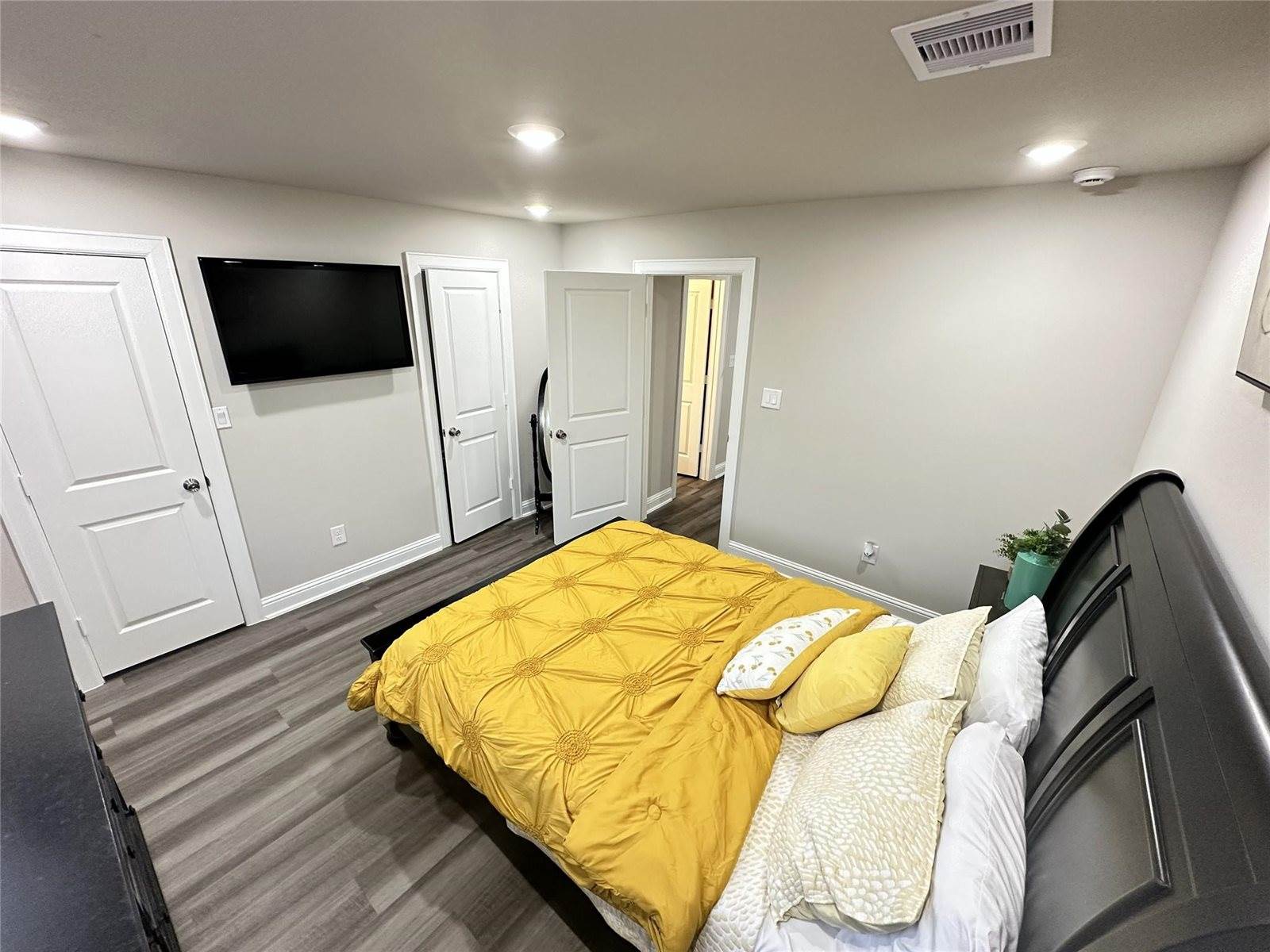 203 South 5th Street, Highlands, TX 77562