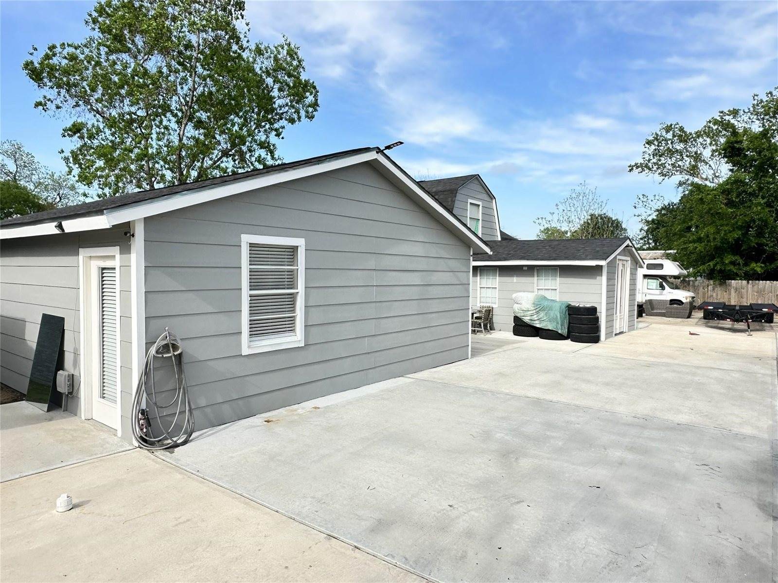 203 South 5th Street, Highlands, TX 77562