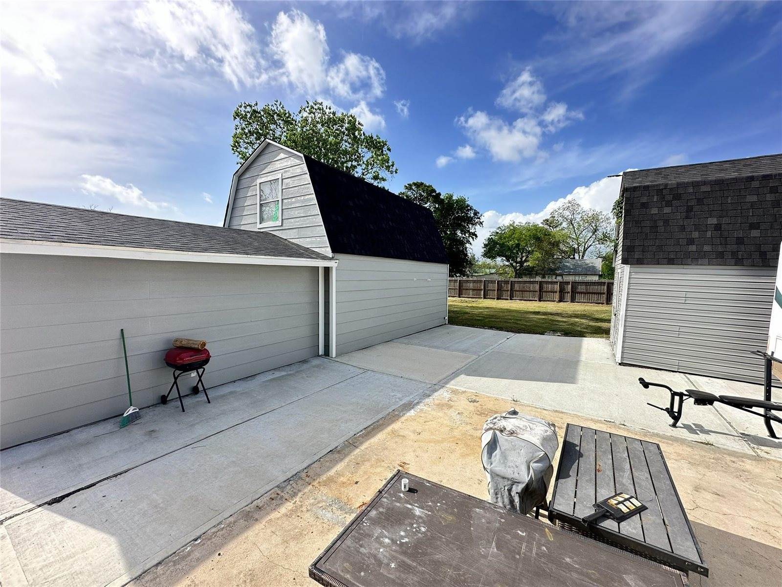 203 South 5th Street, Highlands, TX 77562