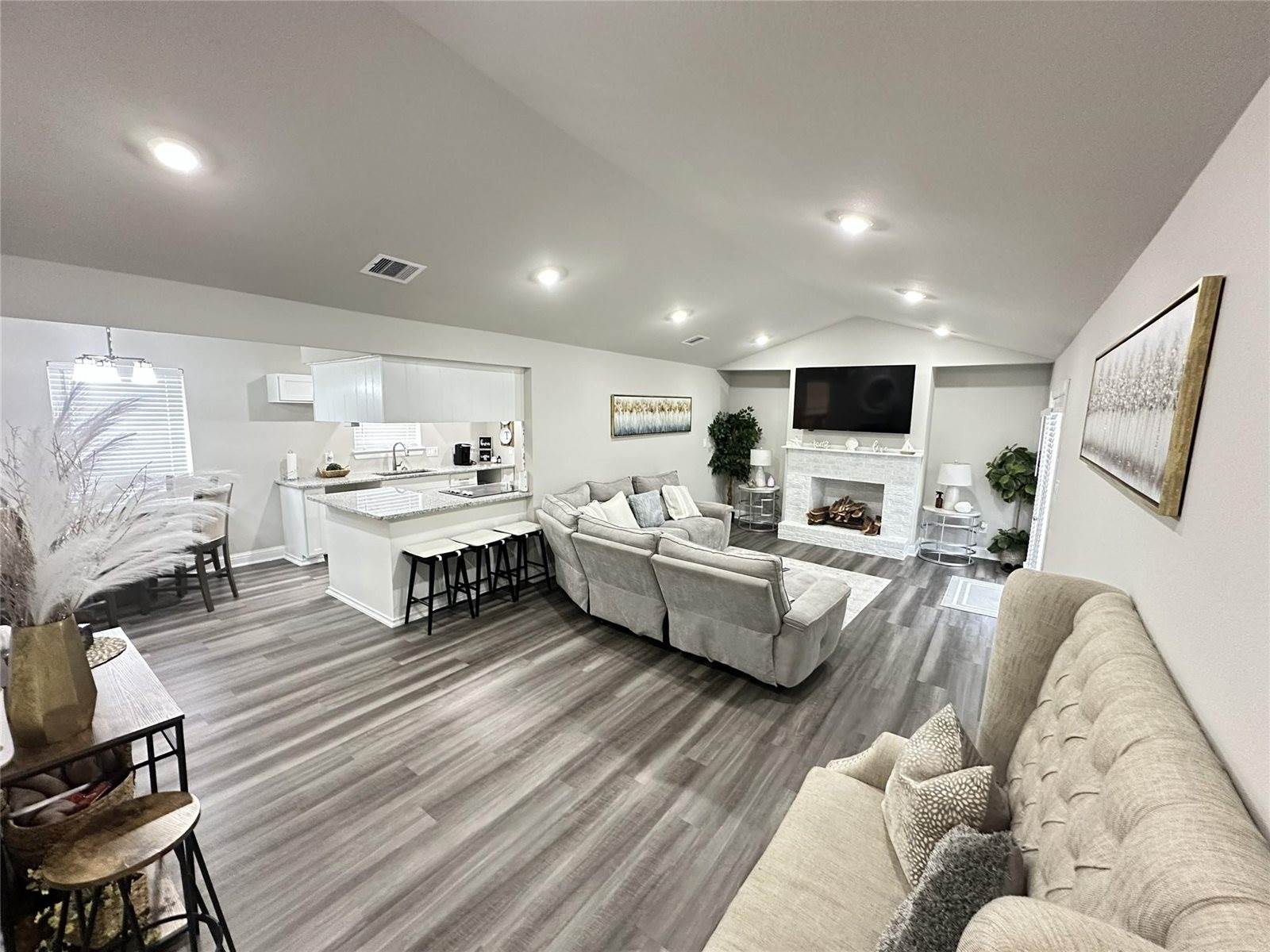 203 South 5th Street, Highlands, TX 77562