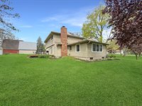2711 Royal Oaks Drive, Freeport, IL 61032