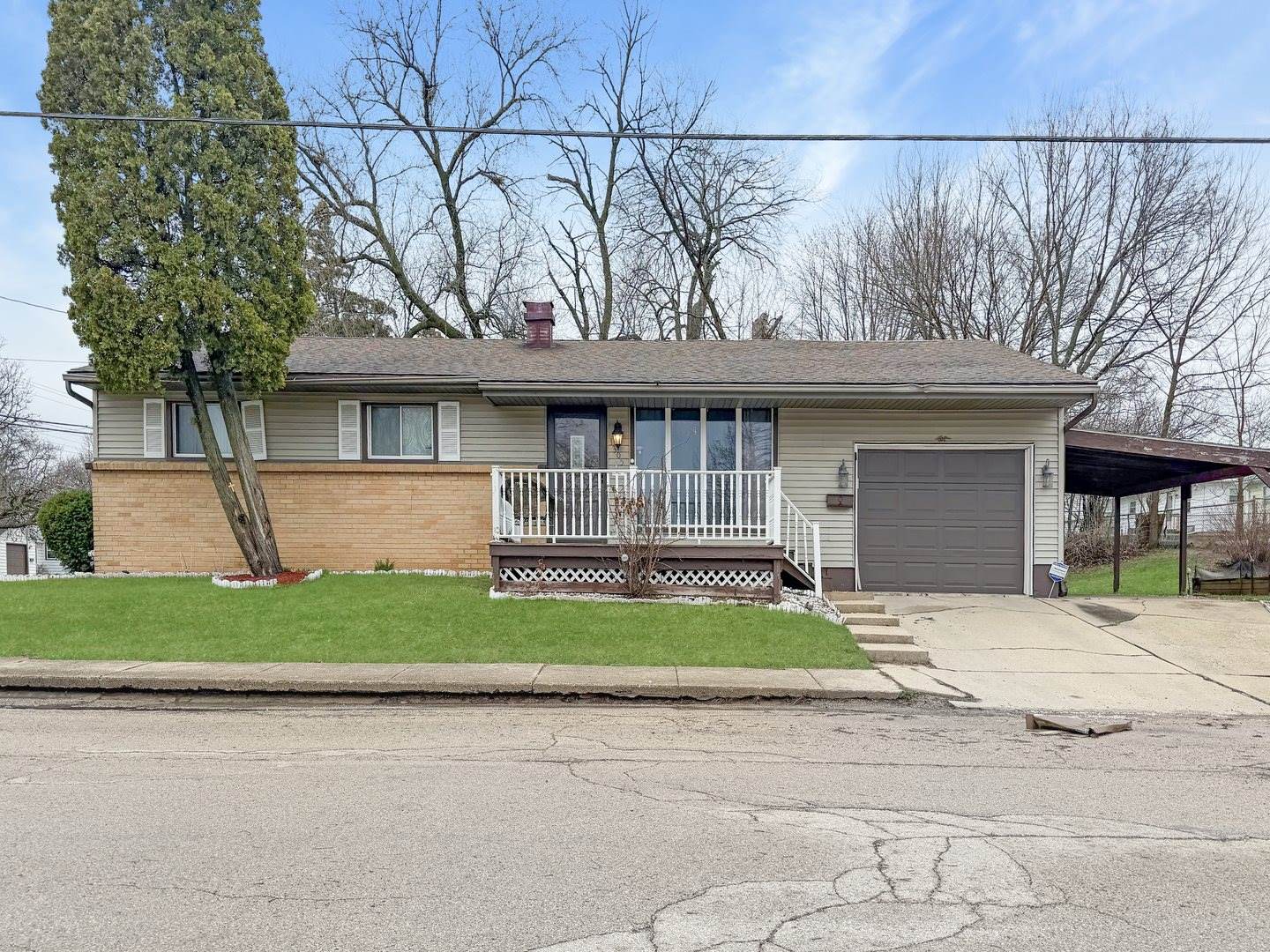 1305 South Prairie Avenue, Freeport, IL 61032