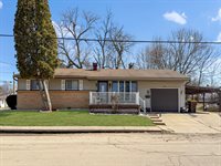 1305 South Prairie Avenue, Freeport, IL 61032