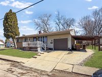 1305 South Prairie Avenue, Freeport, IL 61032