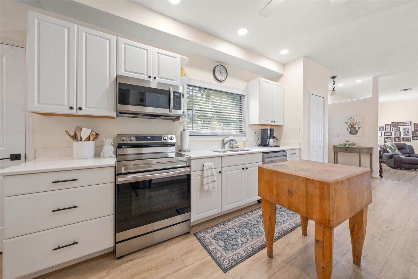 3290 70TH Avenue North, Saint Petersburg, FL 33702