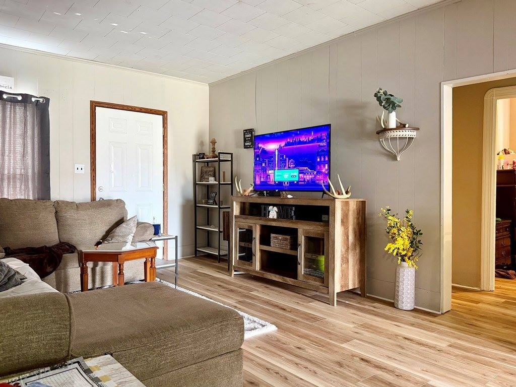 11 E Main St, Lucas, OH 44843