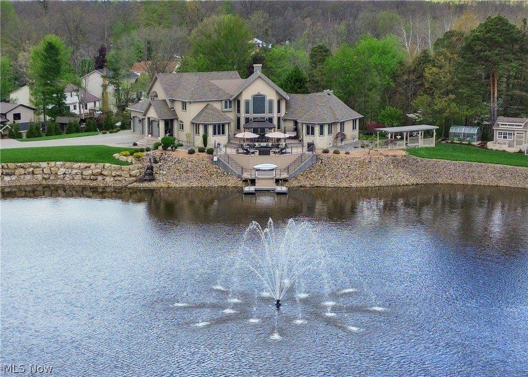 2900 Whispering Pines Drive, Canfield, OH 44406