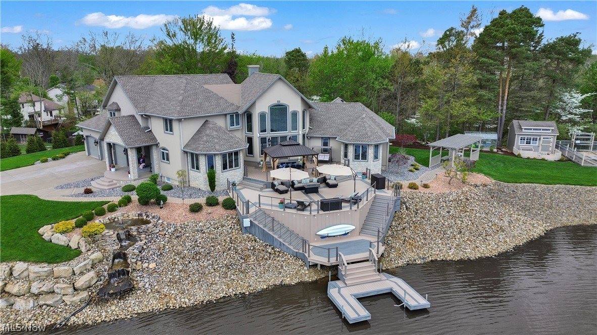 2900 Whispering Pines Drive, Canfield, OH 44406