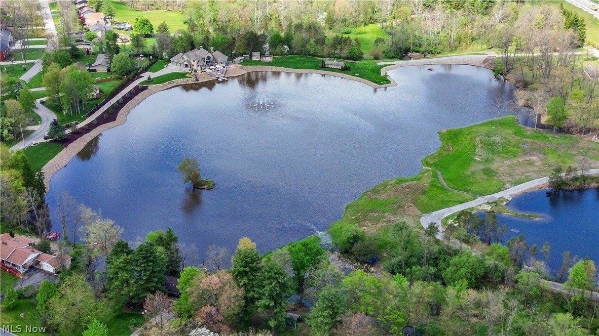2900 Whispering Pines Drive, Canfield, OH 44406