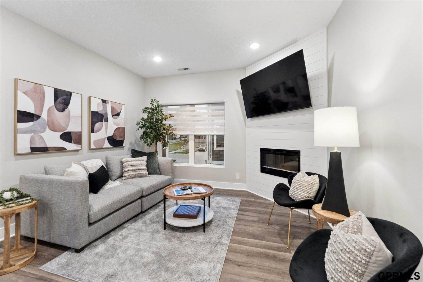 1911 Dahlman Rows Plaza, Omaha, NE 68108