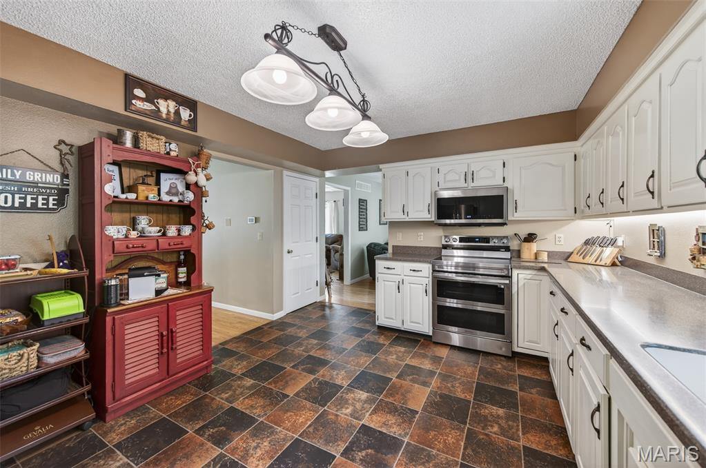 403 Stone Ridge Drive, Waynesville, MO 65583