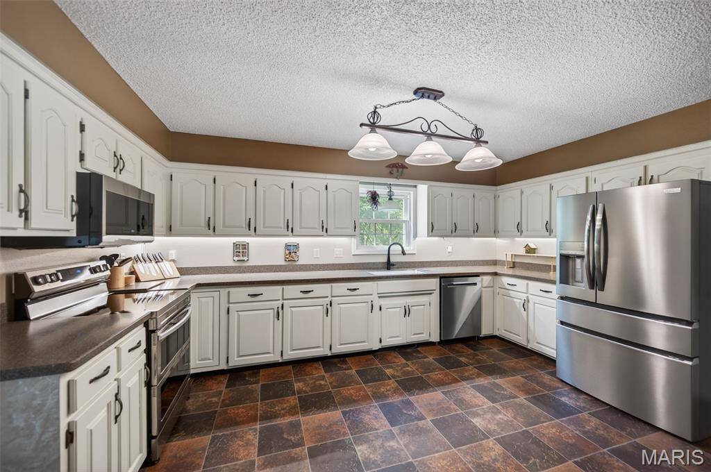 403 Stone Ridge Drive, Waynesville, MO 65583