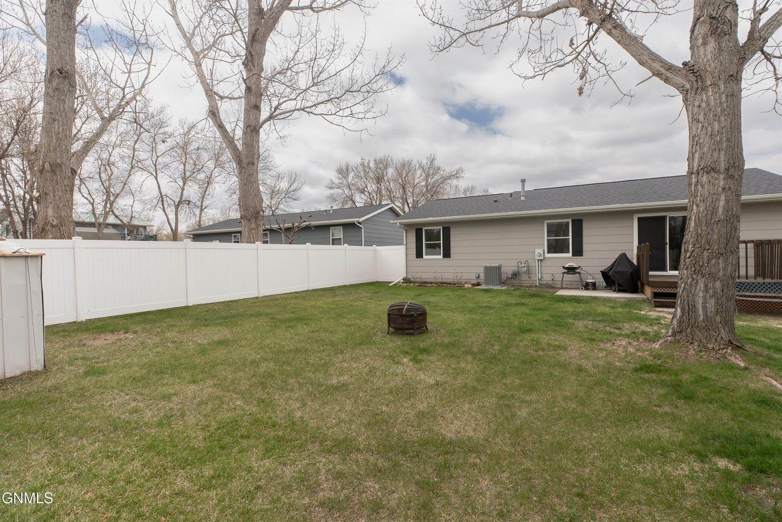 70 Stanley Drive, Bismarck, ND 58504