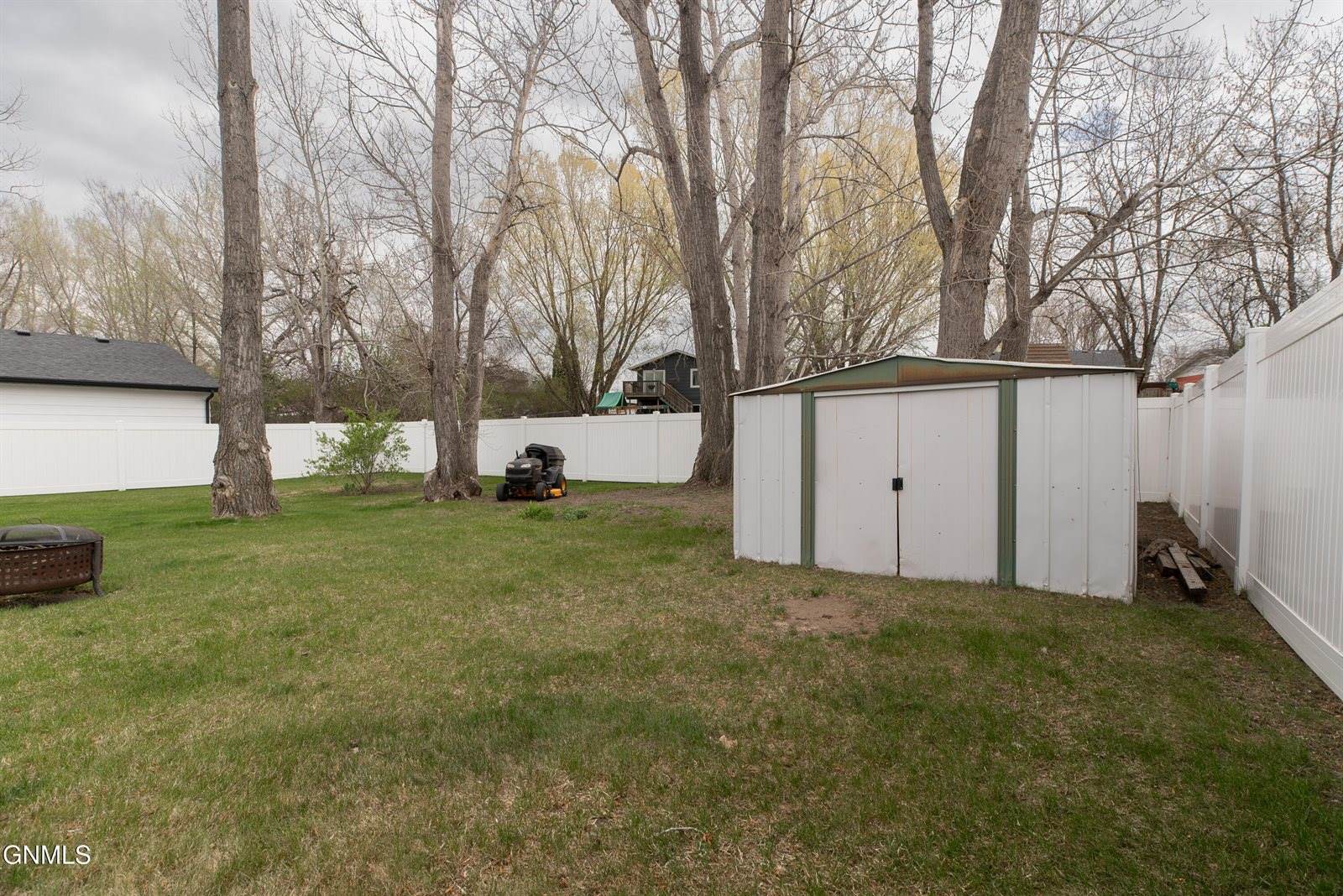 70 Stanley Drive, Bismarck, ND 58504