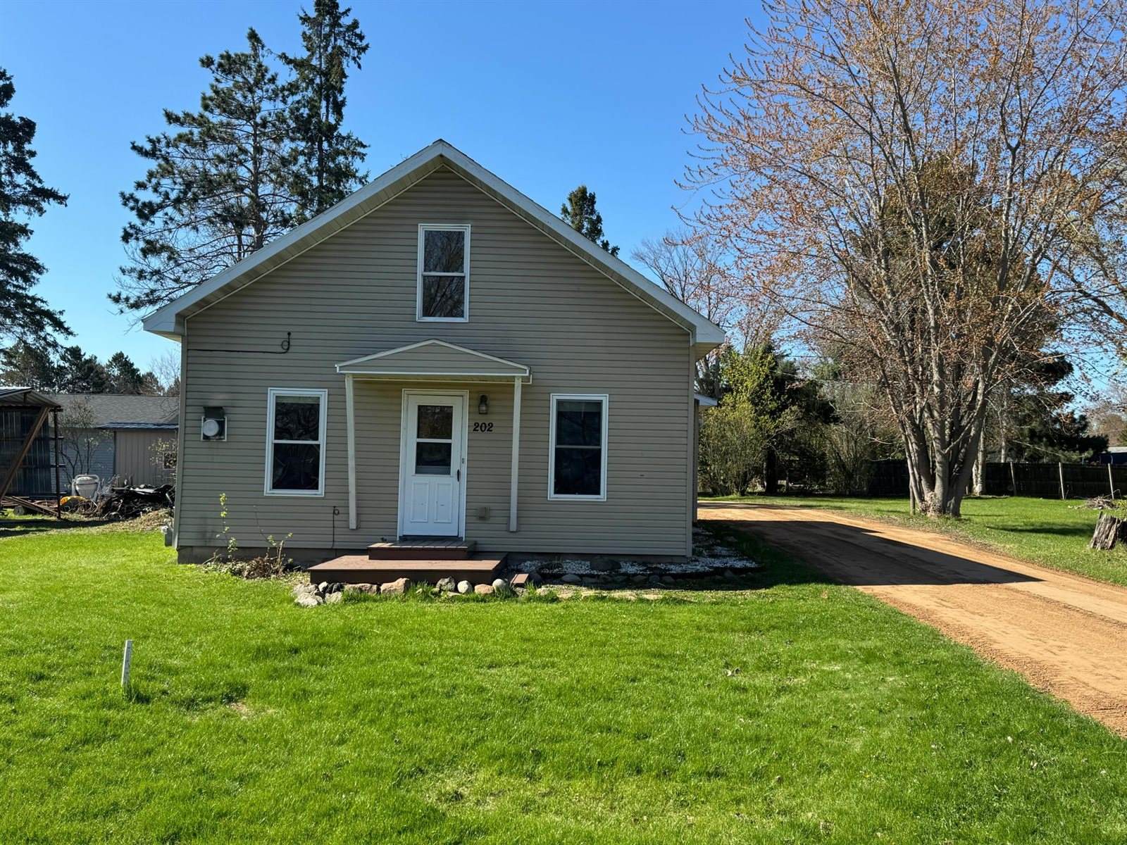 202 1st Street NW, Hinckley, MN 55037