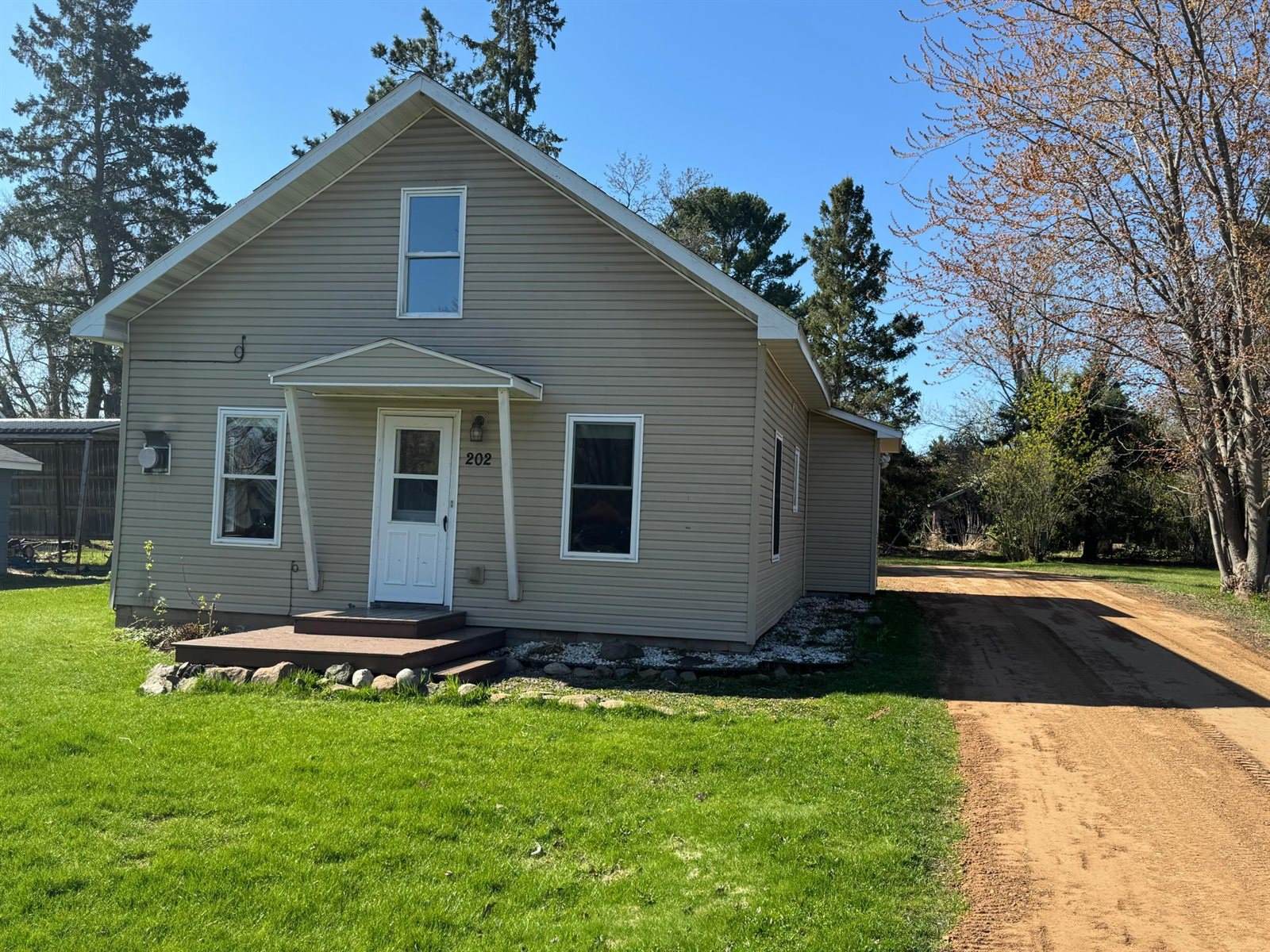 202 1st Street NW, Hinckley, MN 55037