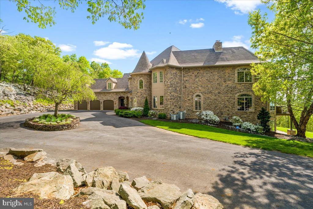 12565 Stone Crest Circle, Waynesboro, PA 17268