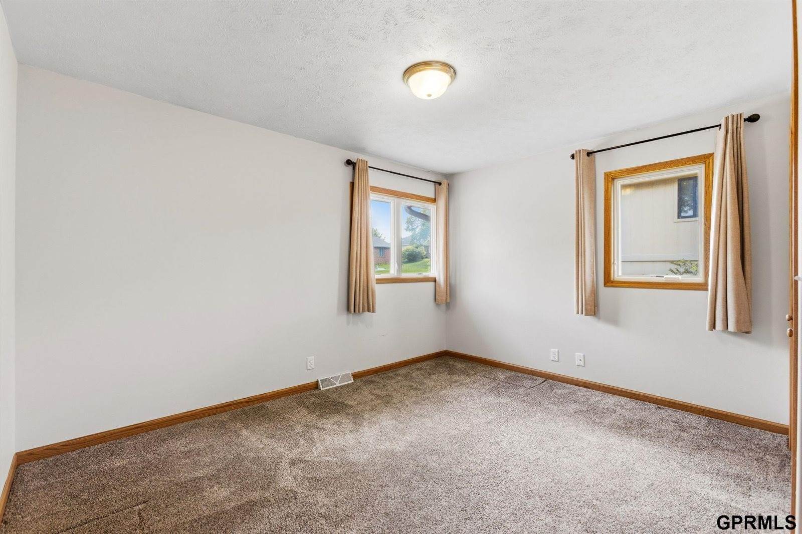 1226 North 121 Street, Omaha, NE 68154