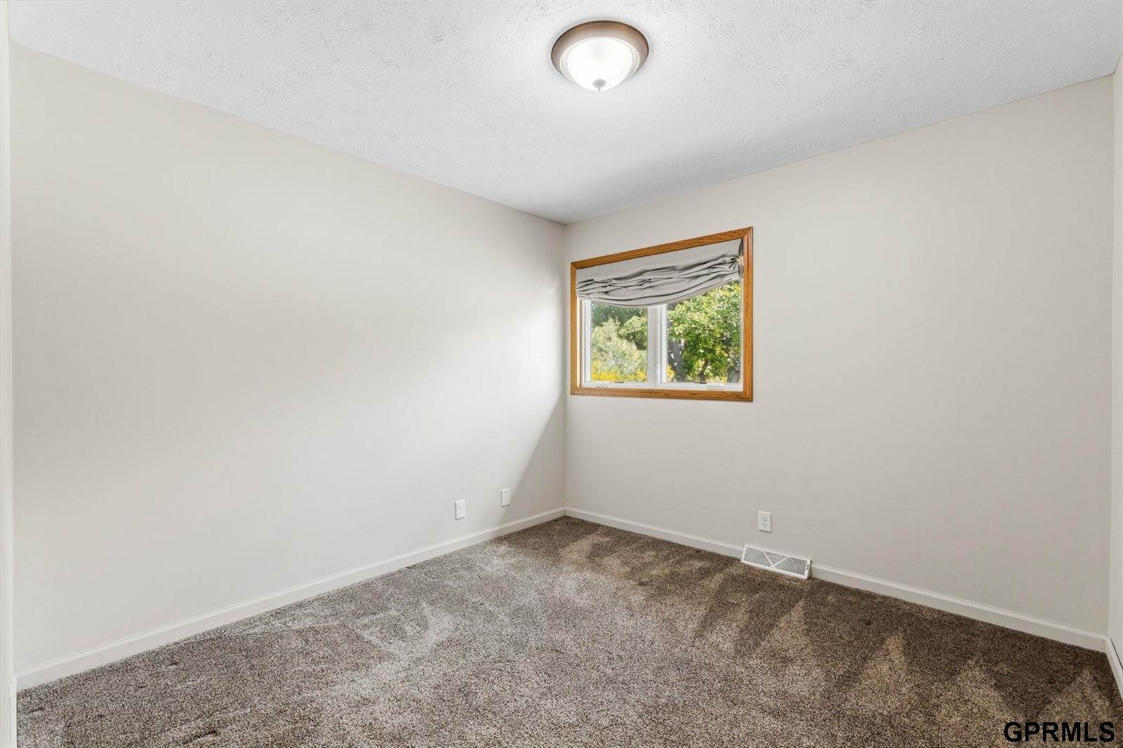1226 North 121 Street, Omaha, NE 68154