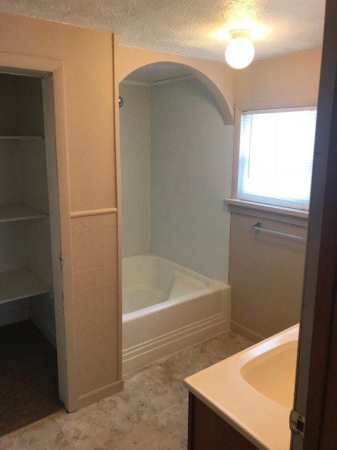 413 &1/2 Woodlawn Ave, Bucyrus, OH 44820