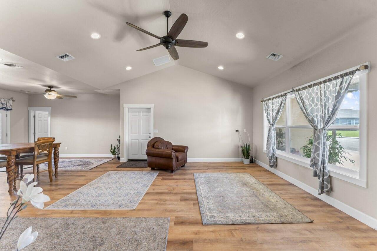 412 Barnum Drive, Phoenix, OR 97535