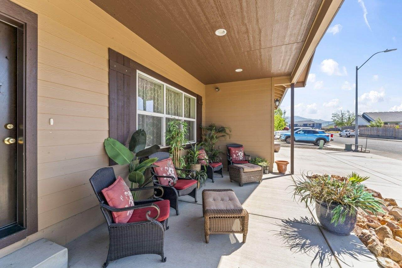 412 Barnum Drive, Phoenix, OR 97535