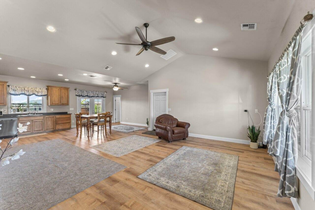 412 Barnum Drive, Phoenix, OR 97535