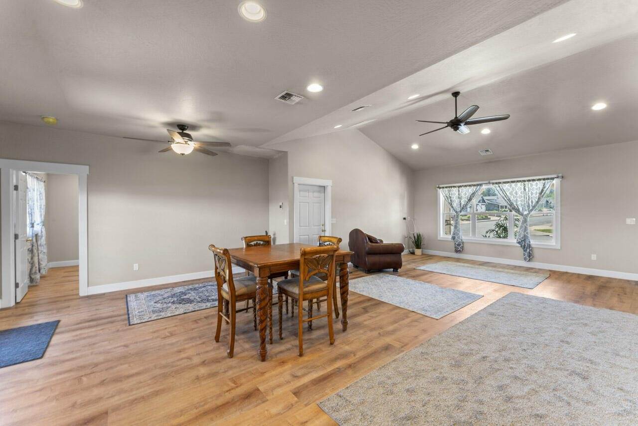 412 Barnum Drive, Phoenix, OR 97535