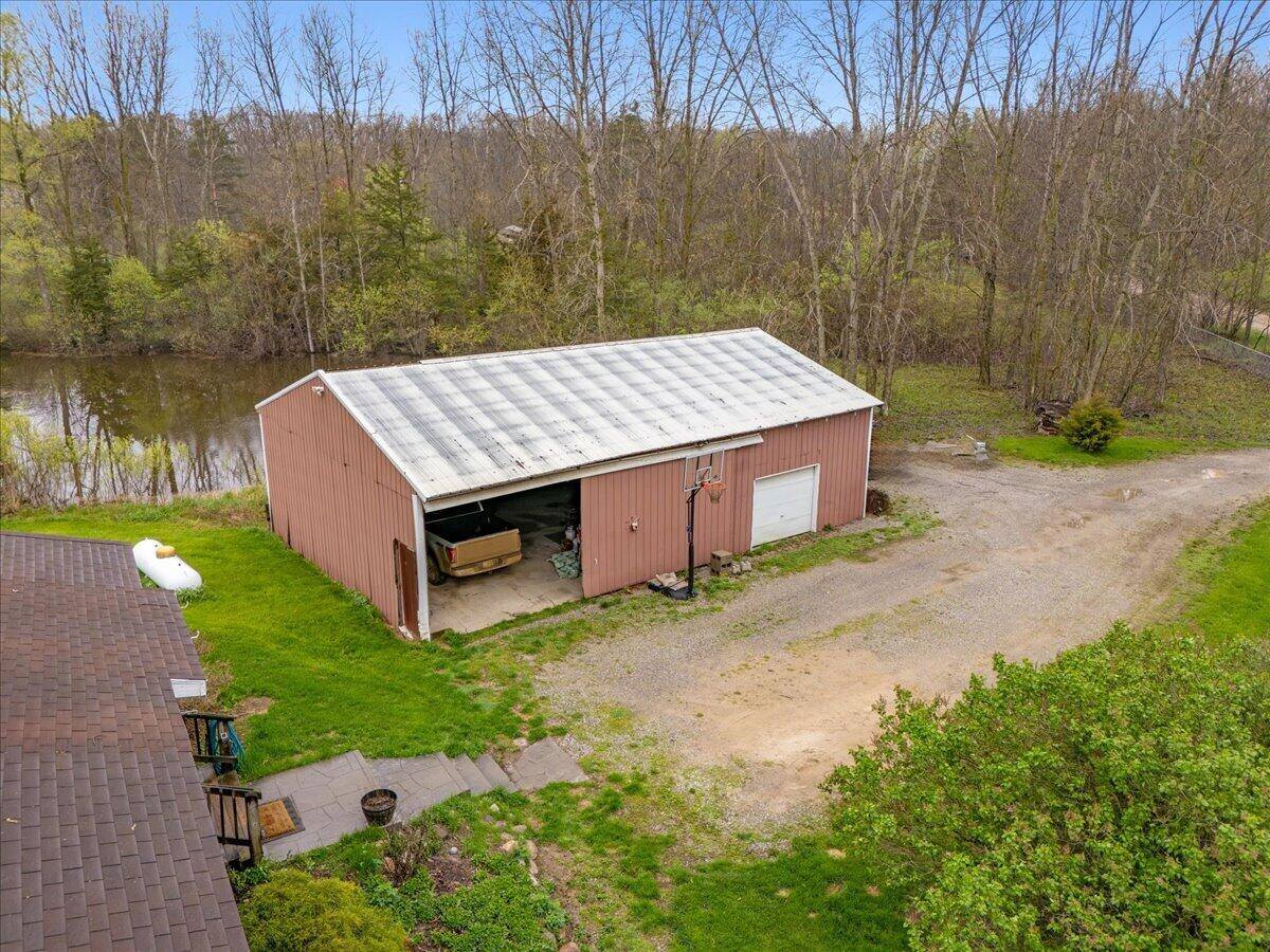 6475 Center Road, Fenton, MI 48430