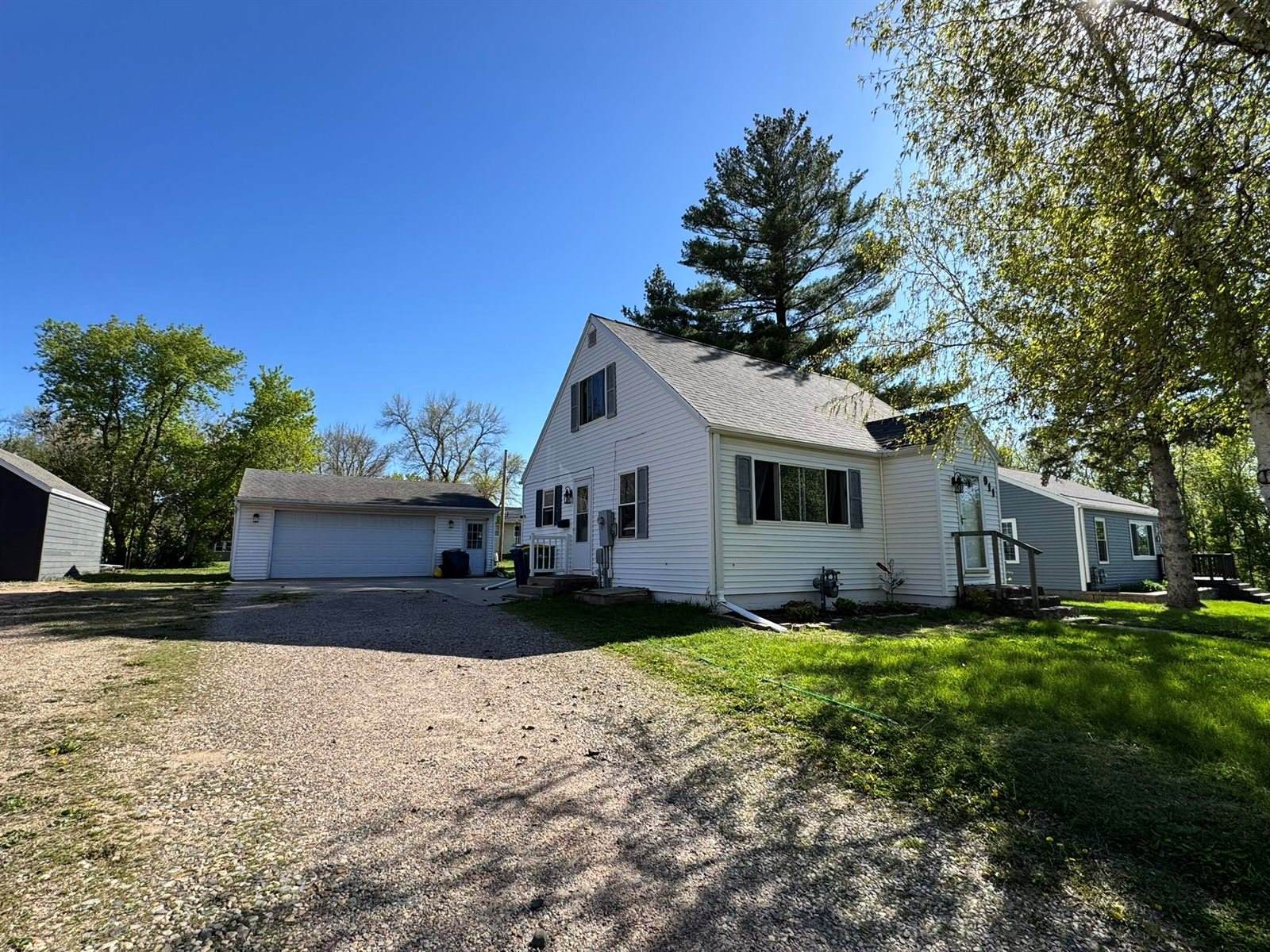 911 11th, Spirit Lake, IA 51360