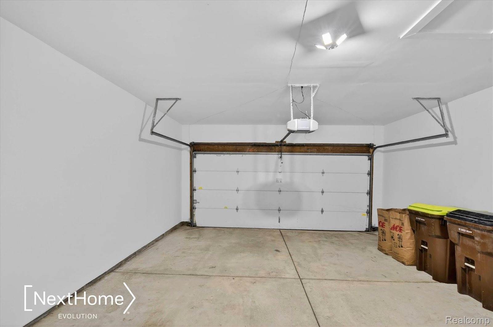 321 Oxford Court, BellevilleCity_Wayne, MI 48111