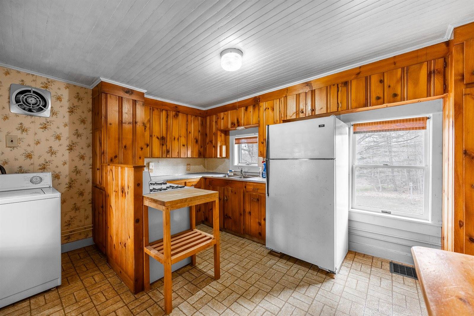 2546 Route 2, Hermon, ME 04401