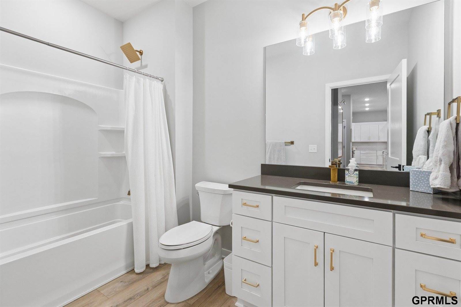 18515 Wirt Circle, Elkhorn, NE 68022