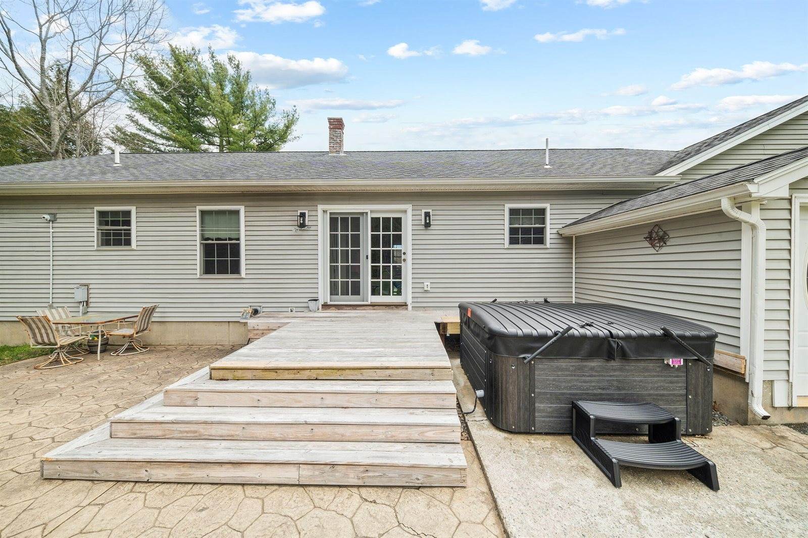 61 Kingsbury Road, Holden, ME 04429