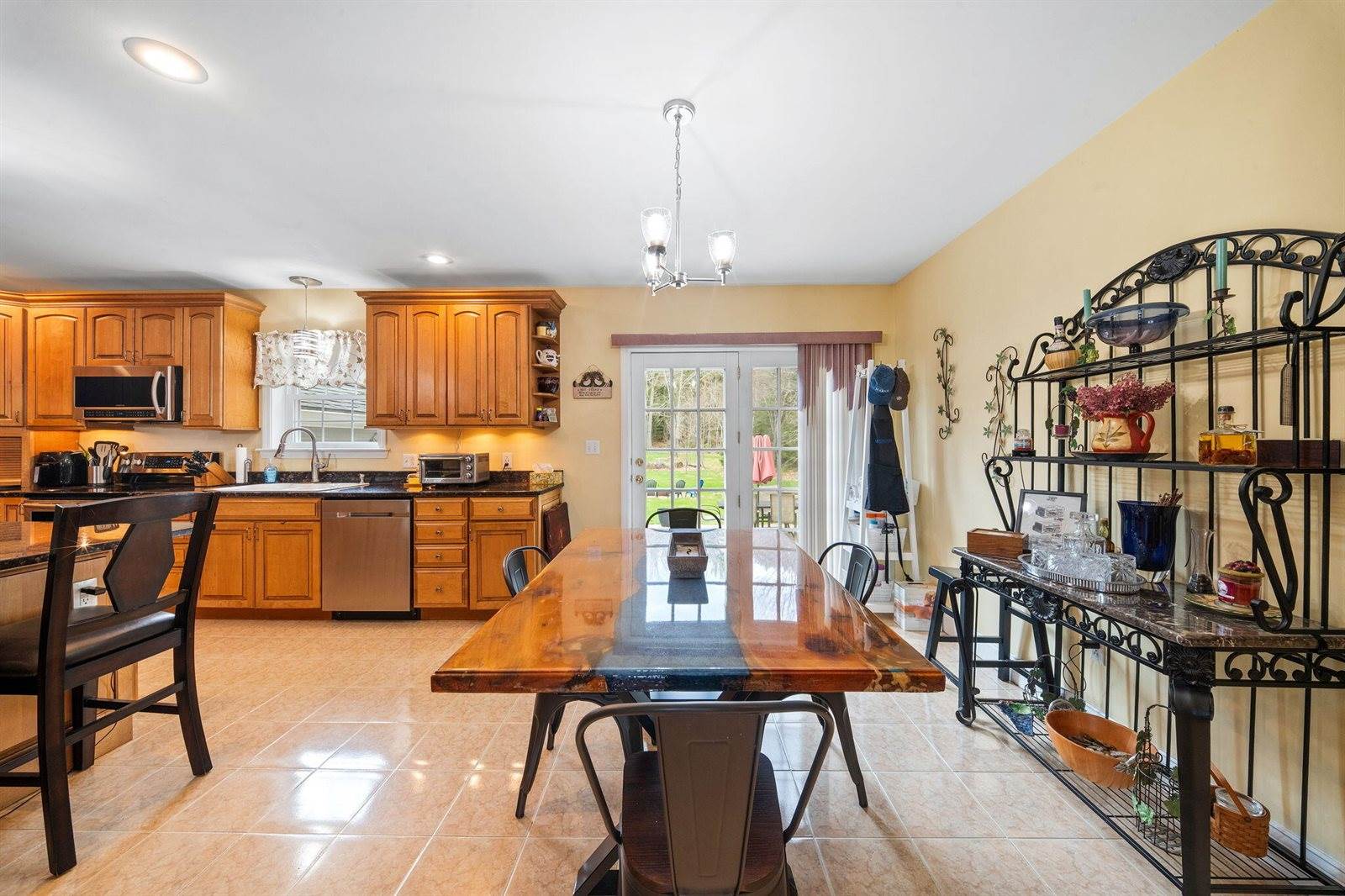 61 Kingsbury Road, Holden, ME 04429