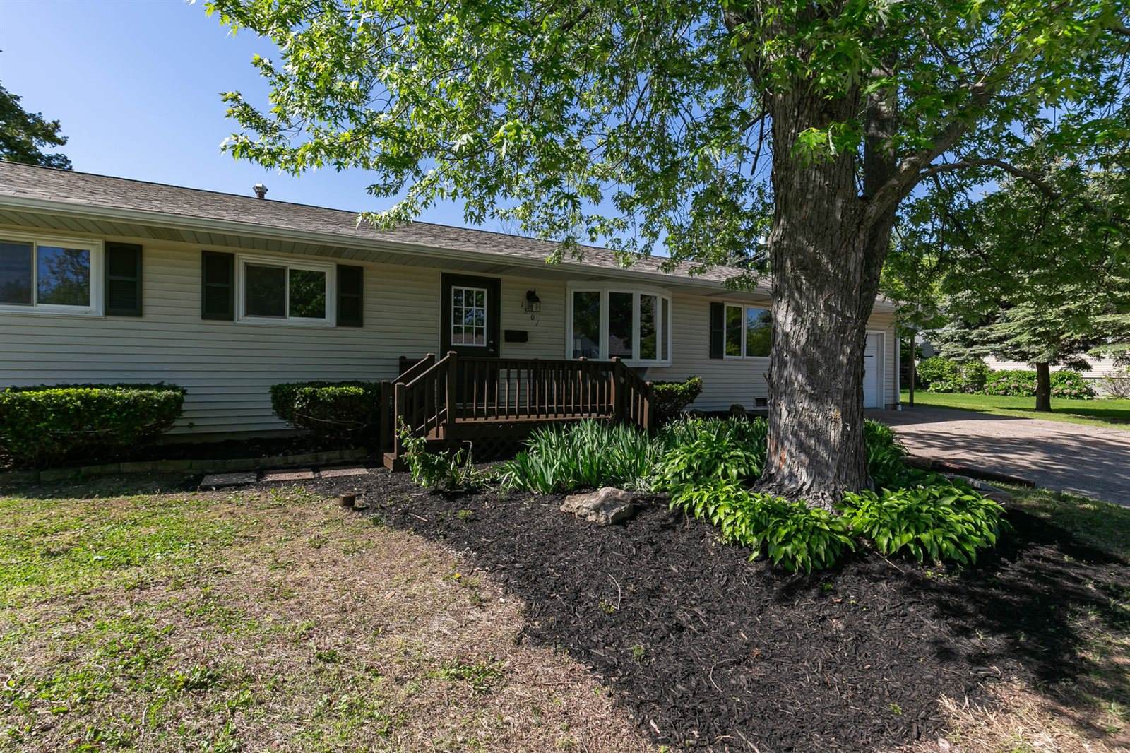 1501 Cherry Hills Road, Bettendorf, IA 52722