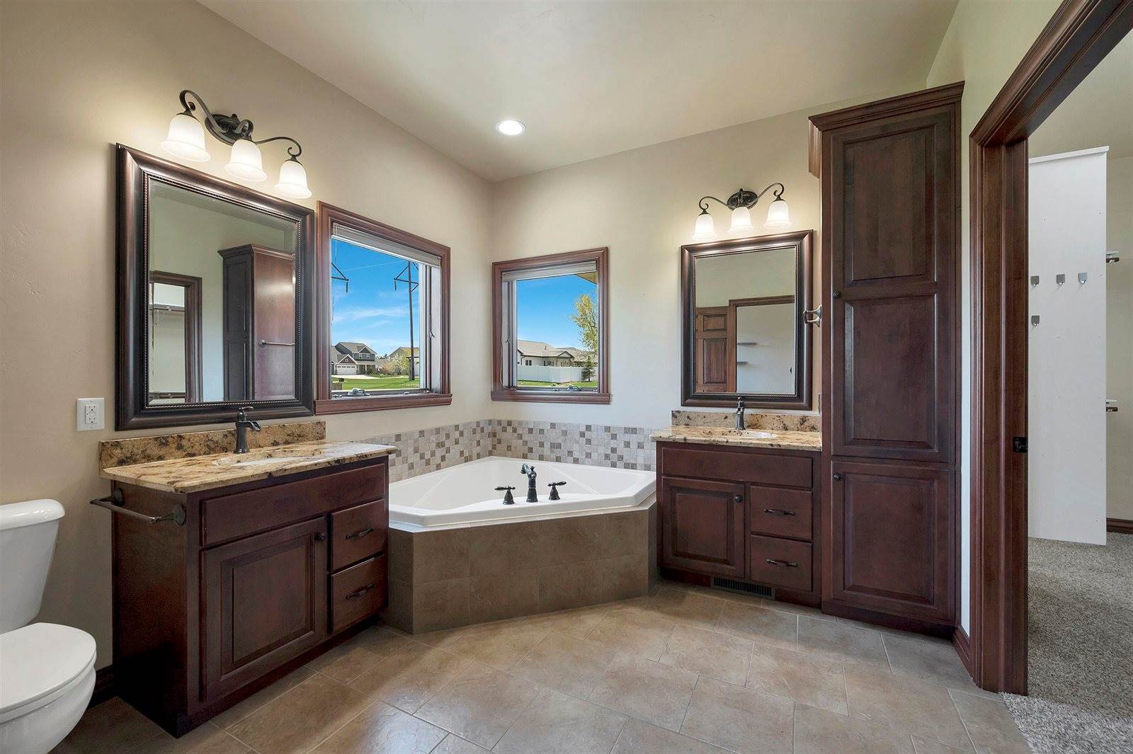 334 Whispering Creek Court, Green Bay, WI 54303