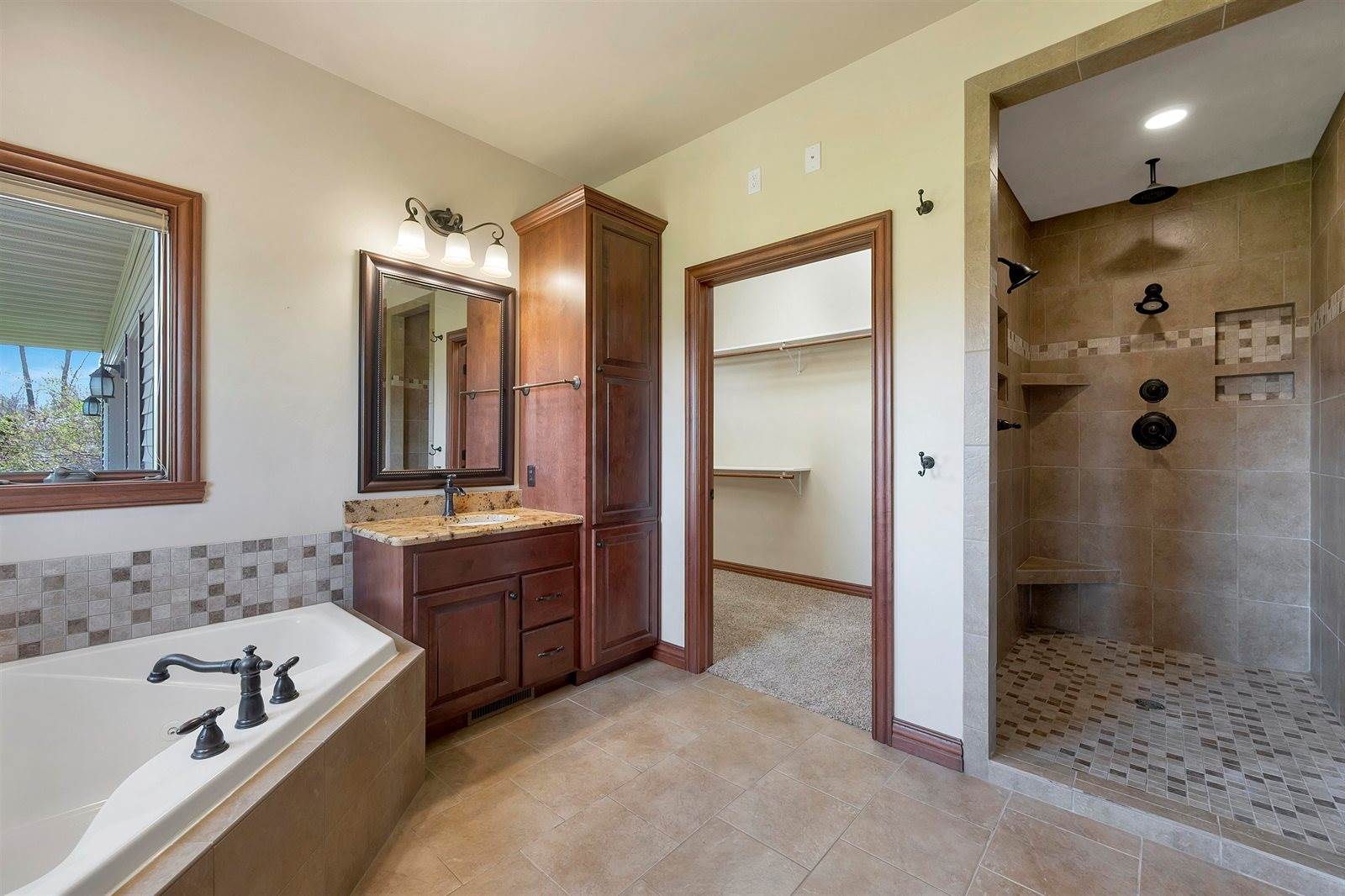 334 Whispering Creek Court, Green Bay, WI 54303