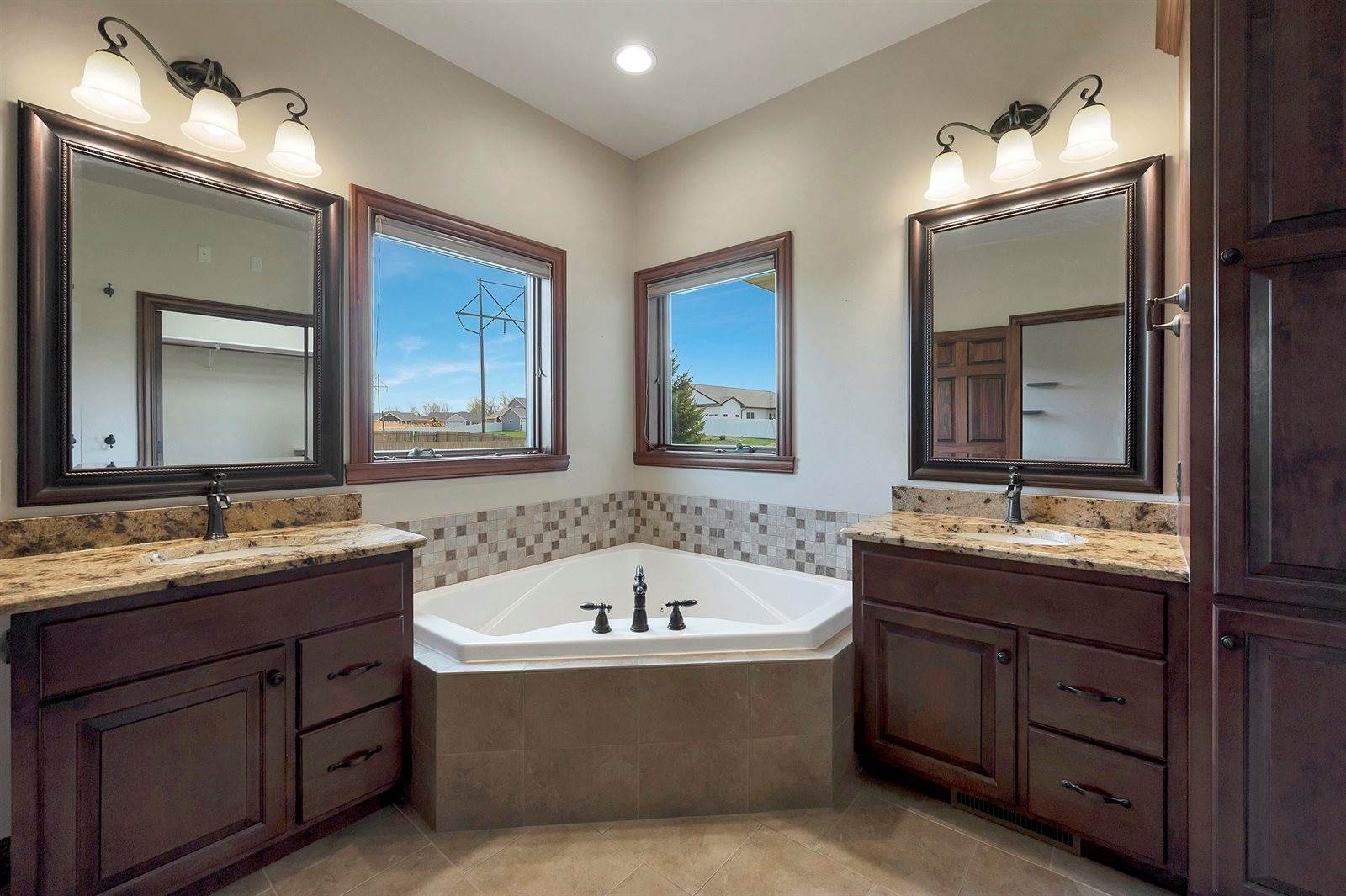 334 Whispering Creek Court, Green Bay, WI 54303
