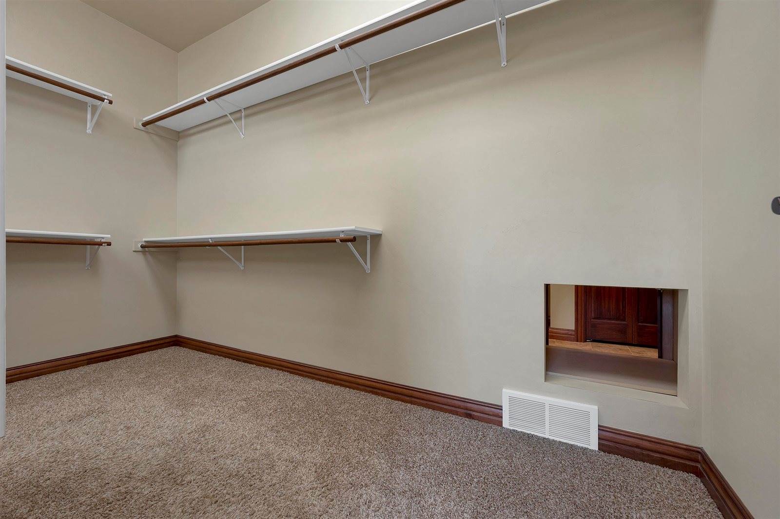 334 Whispering Creek Court, Green Bay, WI 54303