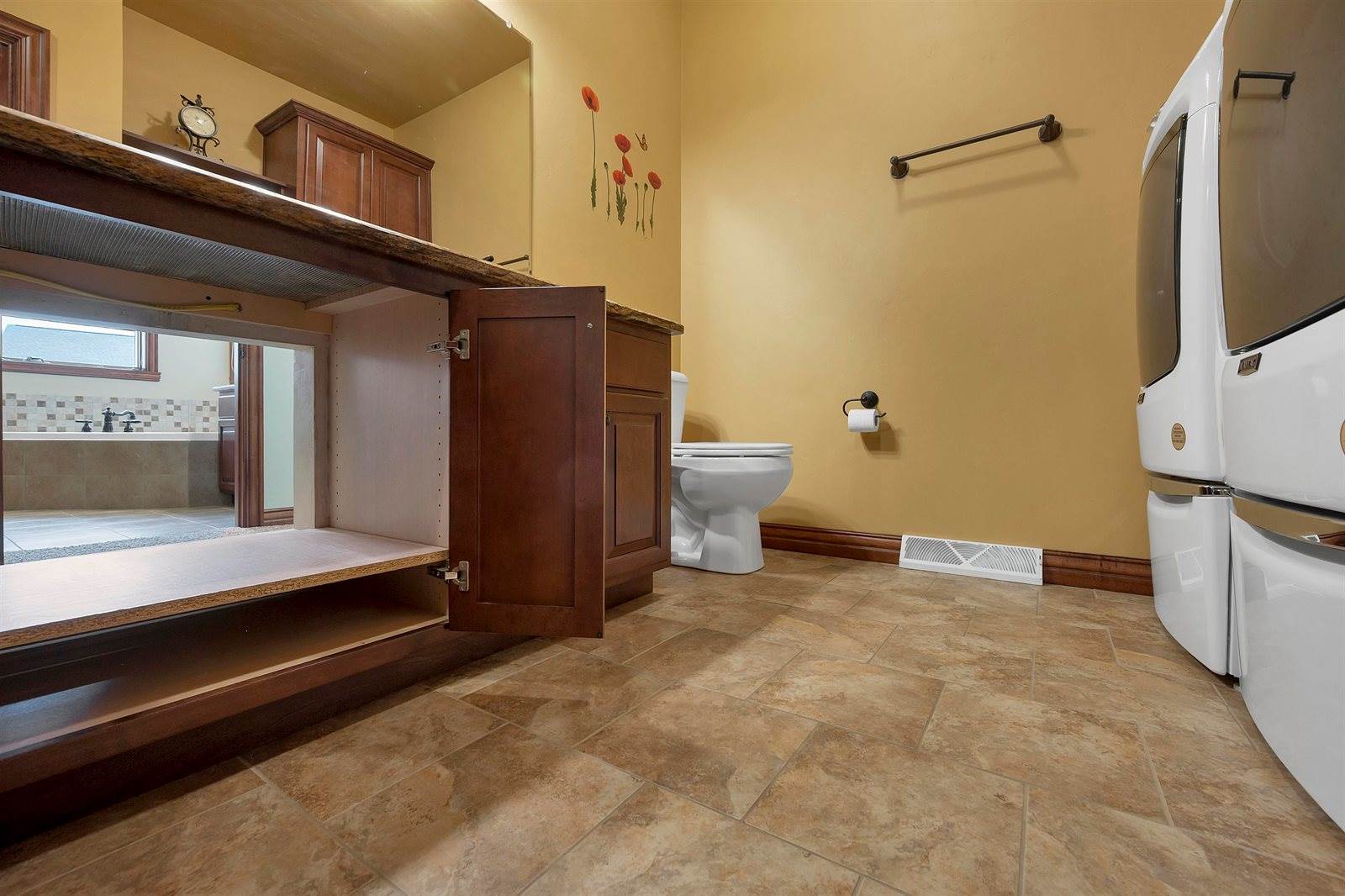 334 Whispering Creek Court, Green Bay, WI 54303