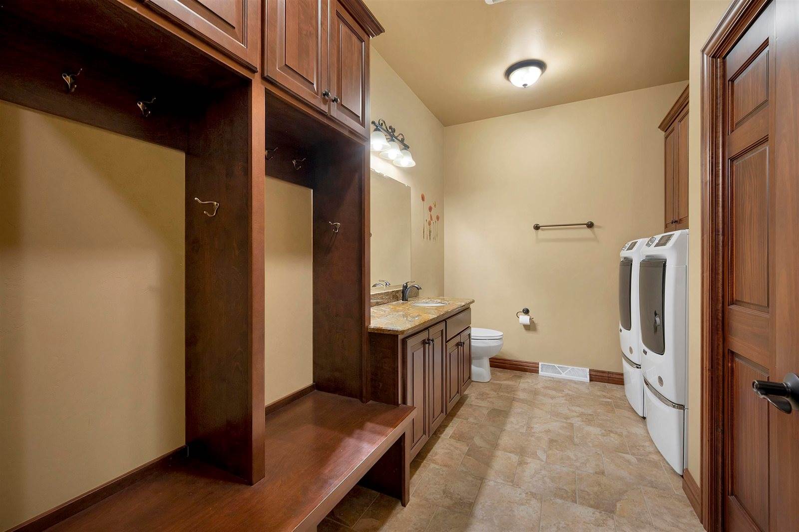 334 Whispering Creek Court, Green Bay, WI 54303
