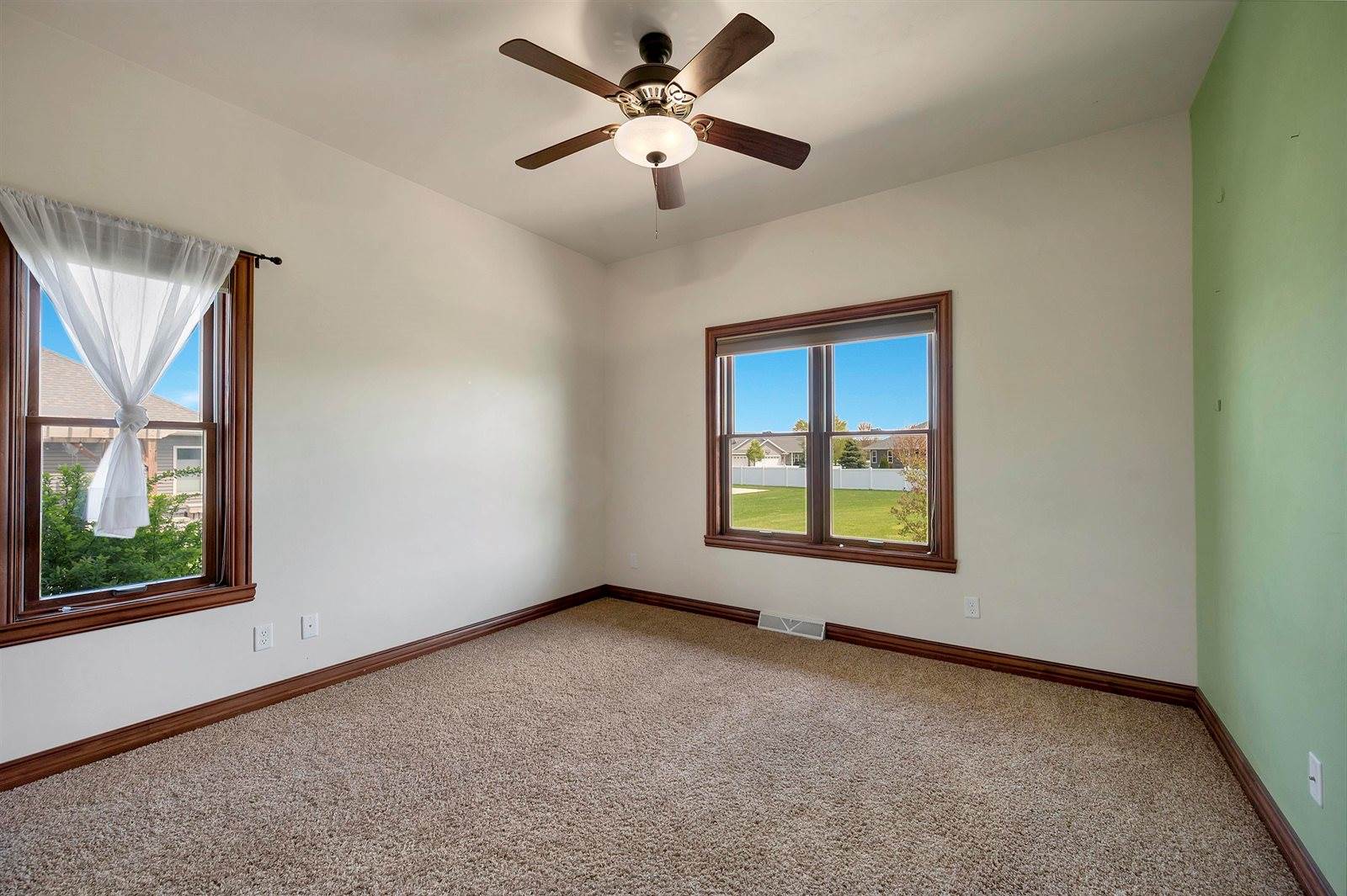 334 Whispering Creek Court, Green Bay, WI 54303