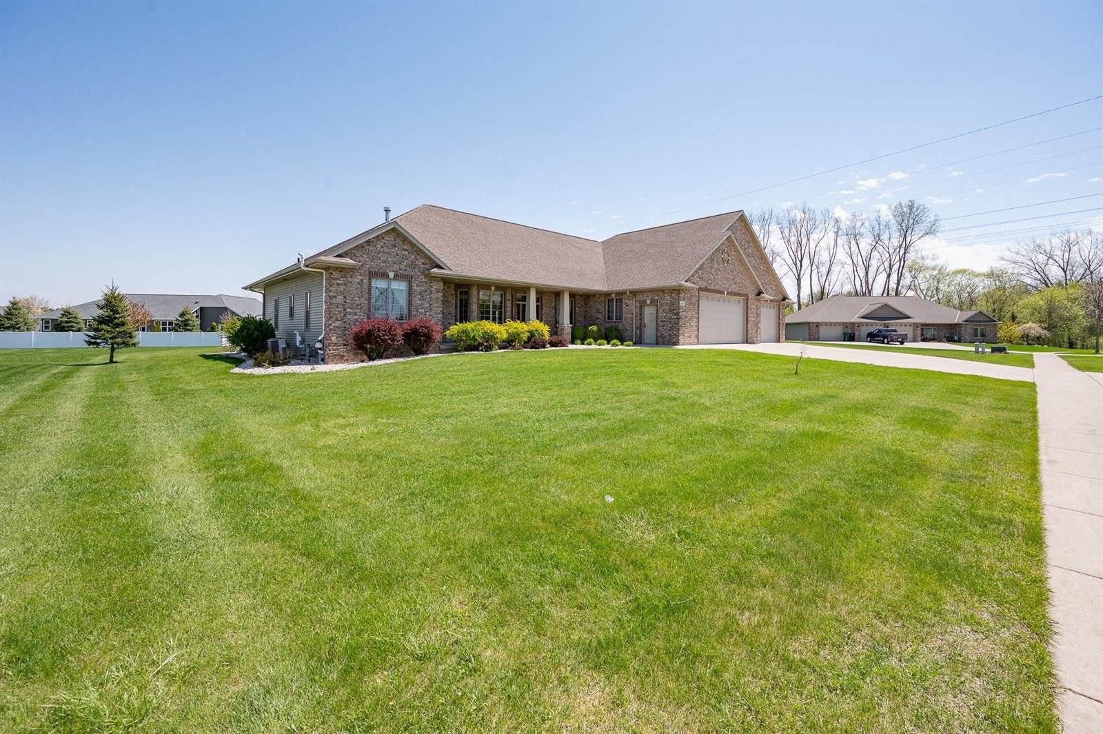 334 Whispering Creek Court, Green Bay, WI 54303
