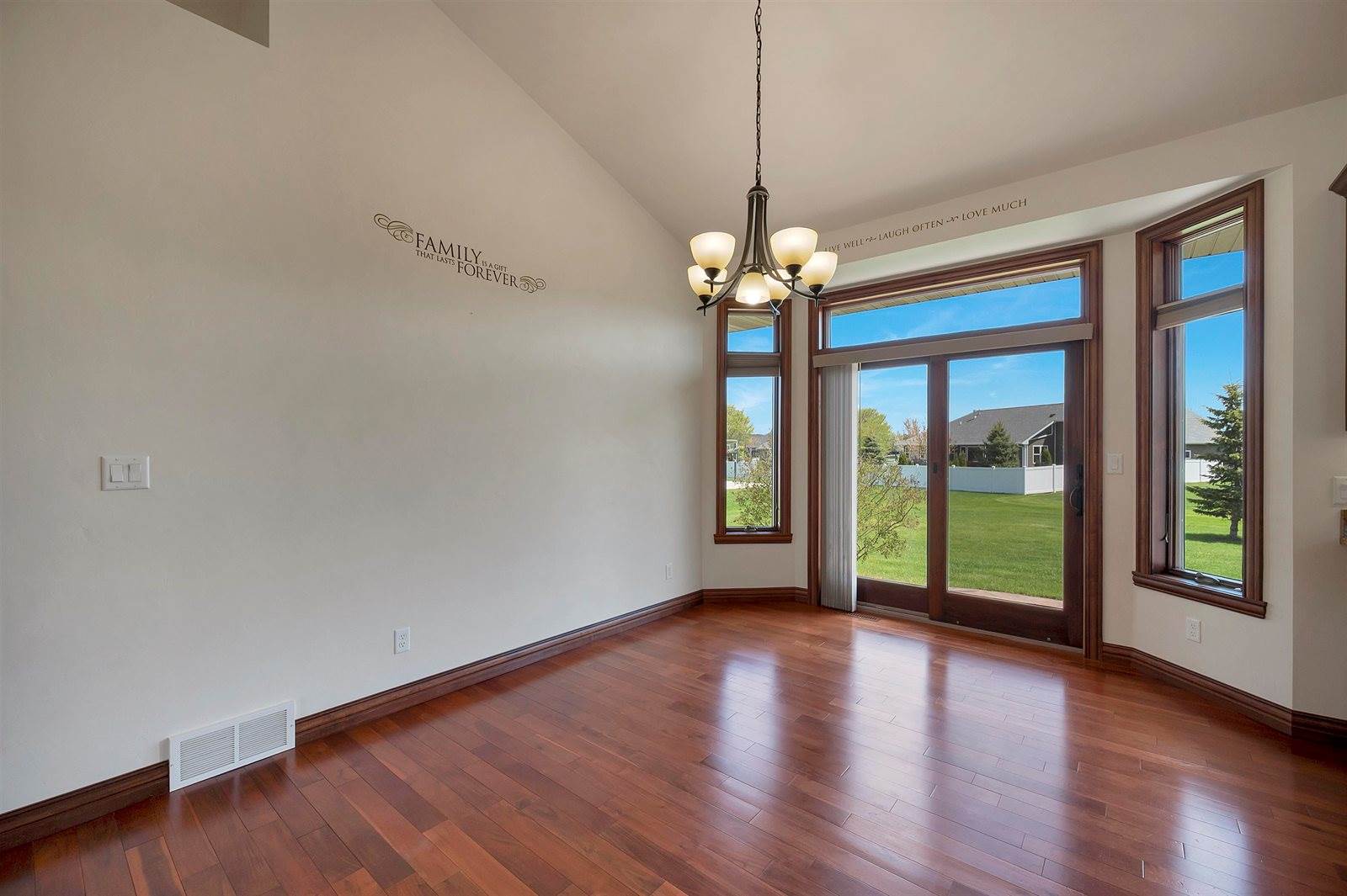 334 Whispering Creek Court, Green Bay, WI 54303