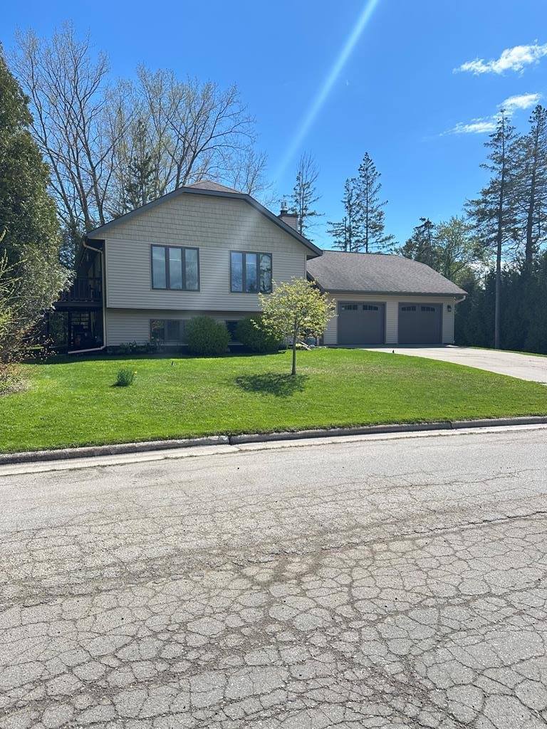 641 E Walnut Pl, Sturgeon Bay, WI 54235